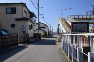 歩道橋横の道路