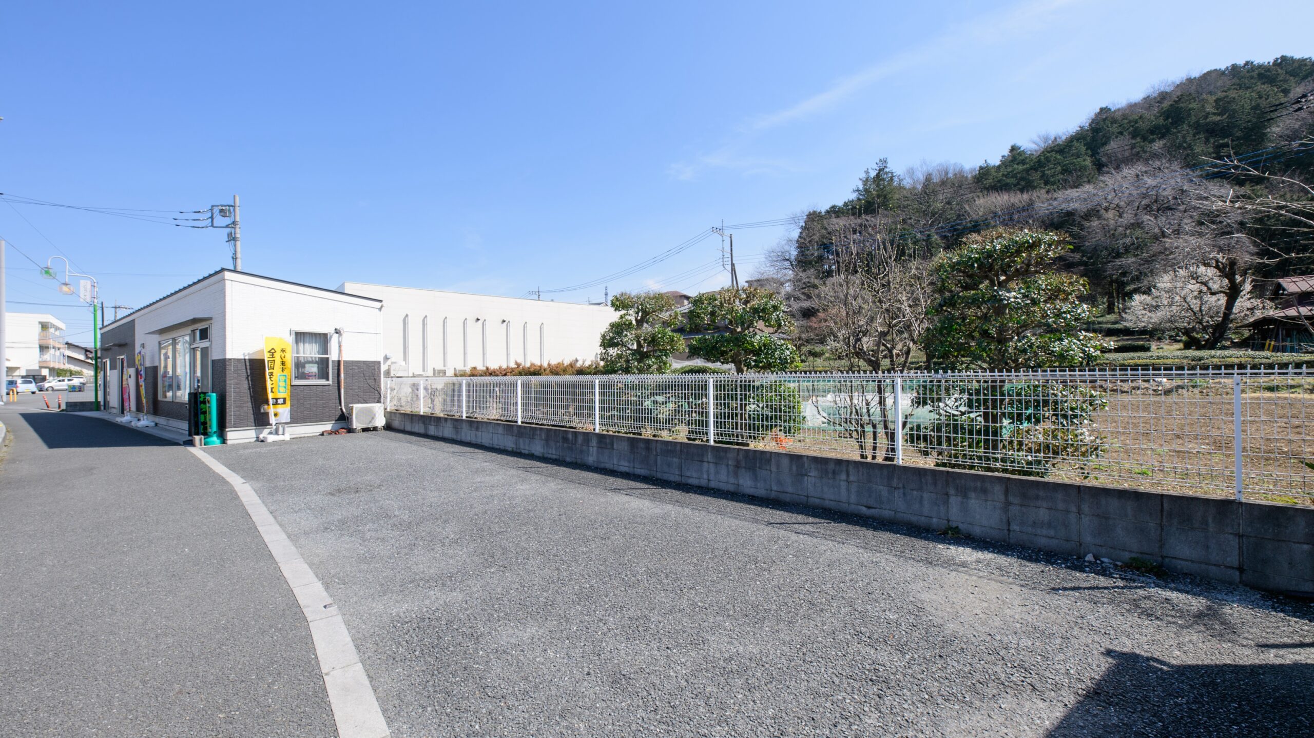 ニシクボインテリアの駐車場