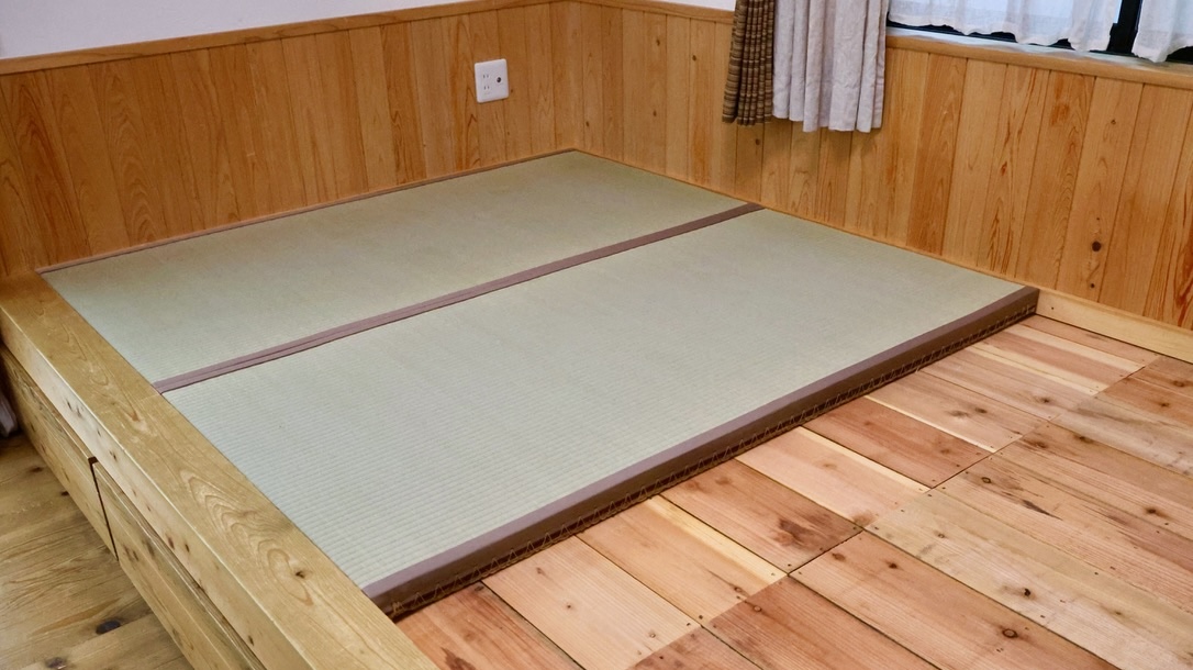 木目調の床に畳を2枚置いている部屋