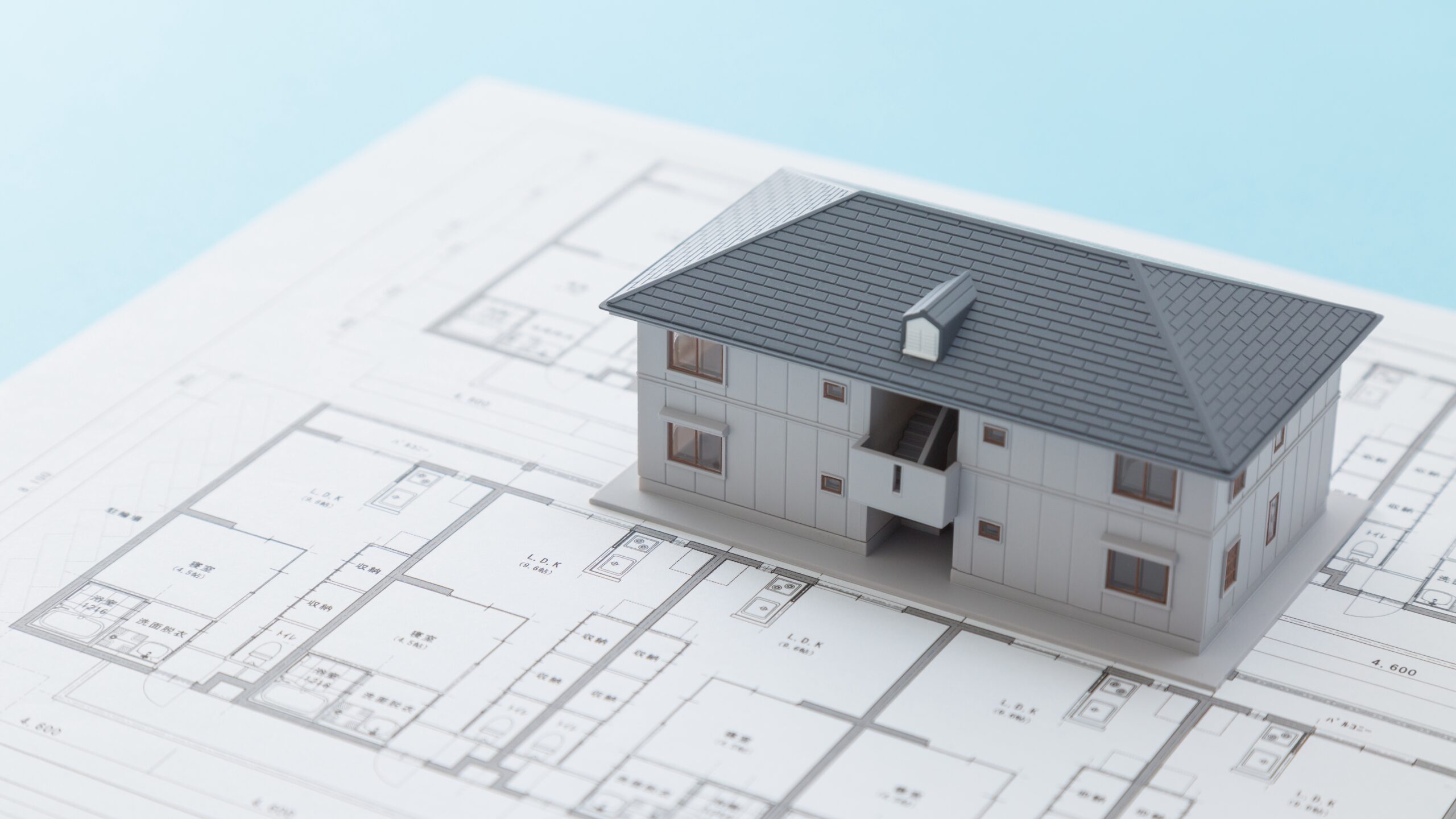 図面の上にある家の模型