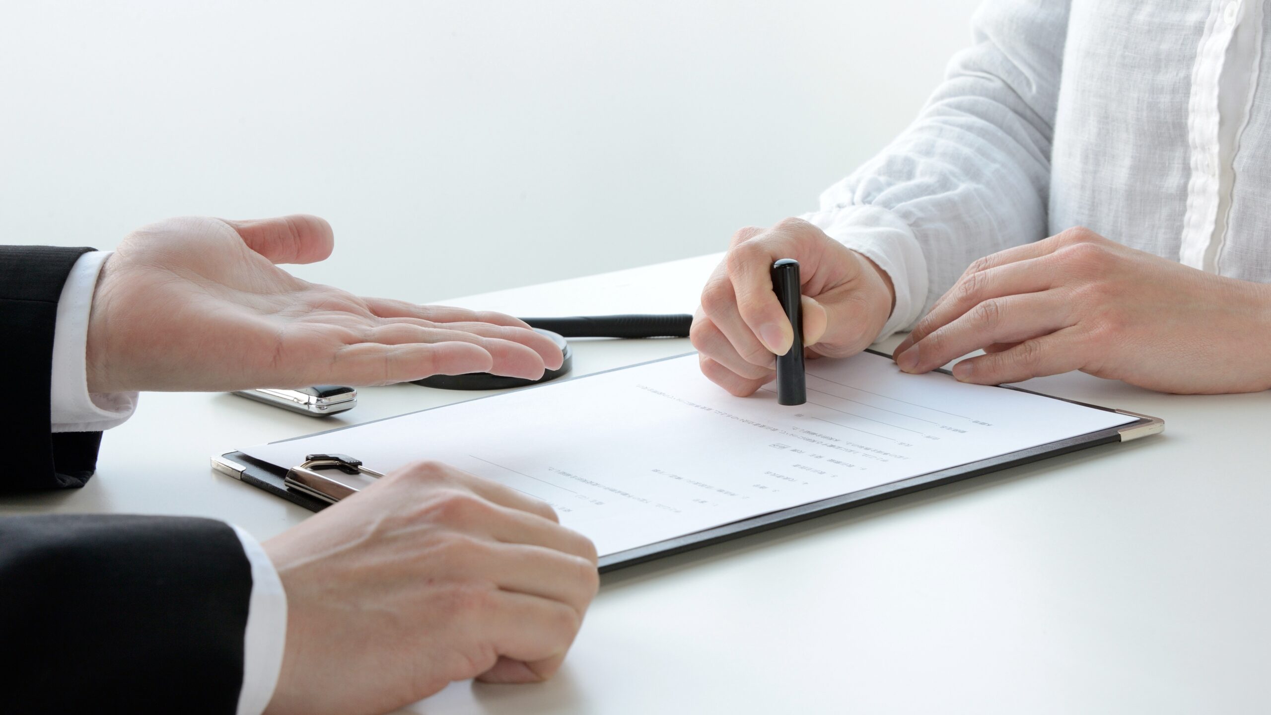 契約書に捺印している時のクローズアップ
