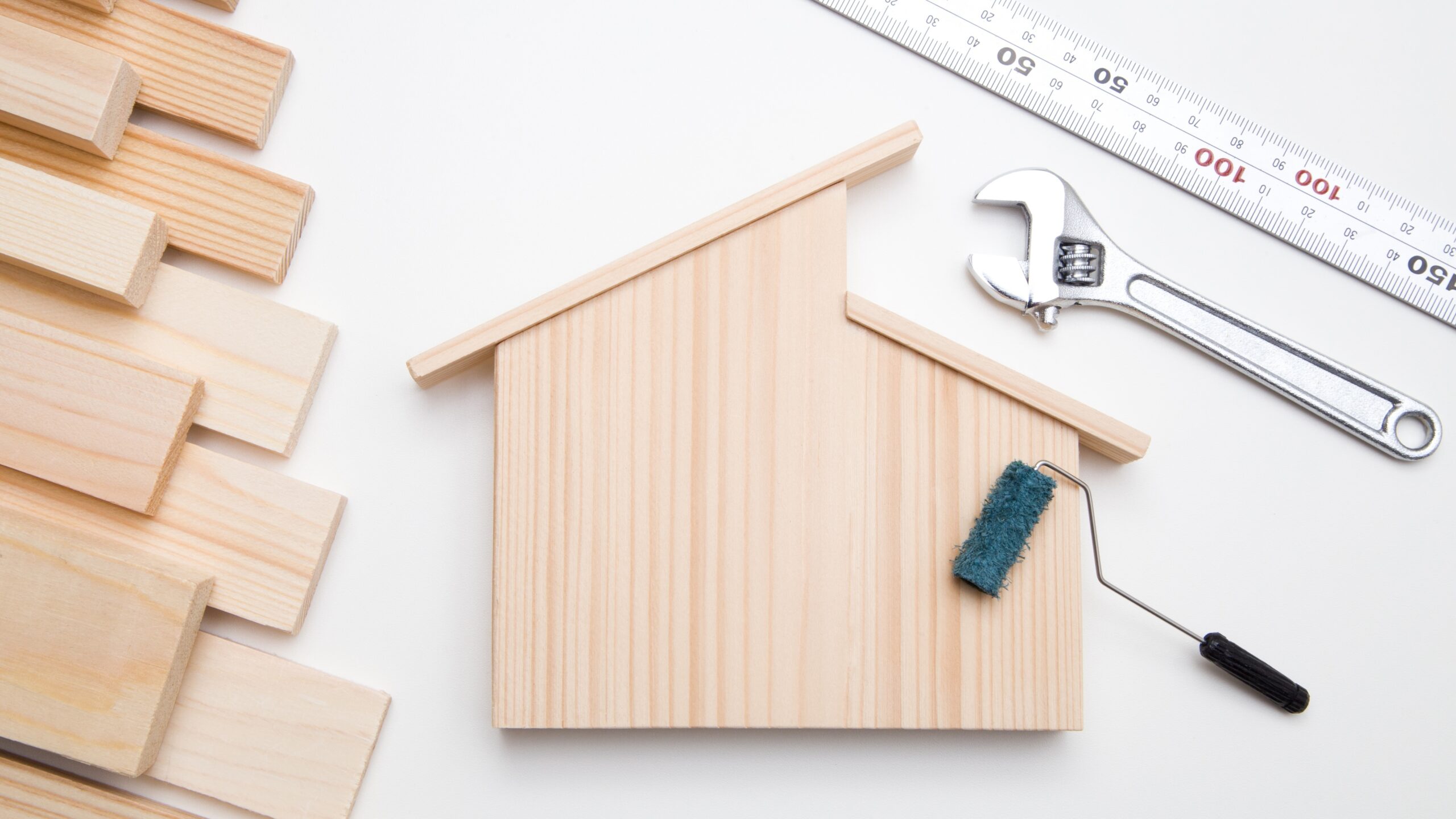 家の形をした板と3種類の工具