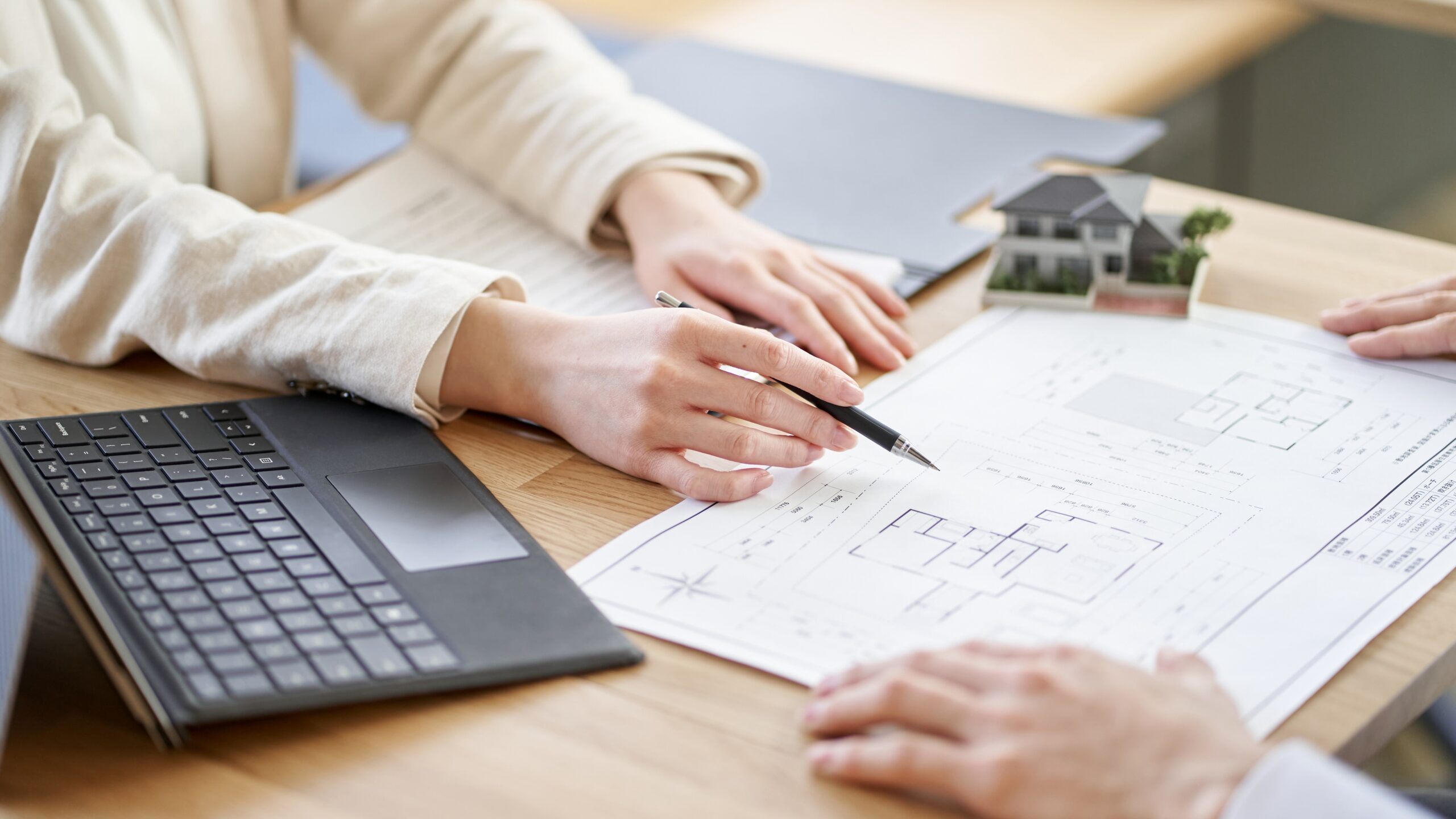 営業担当者が図面を見せて間取りを説明している様子