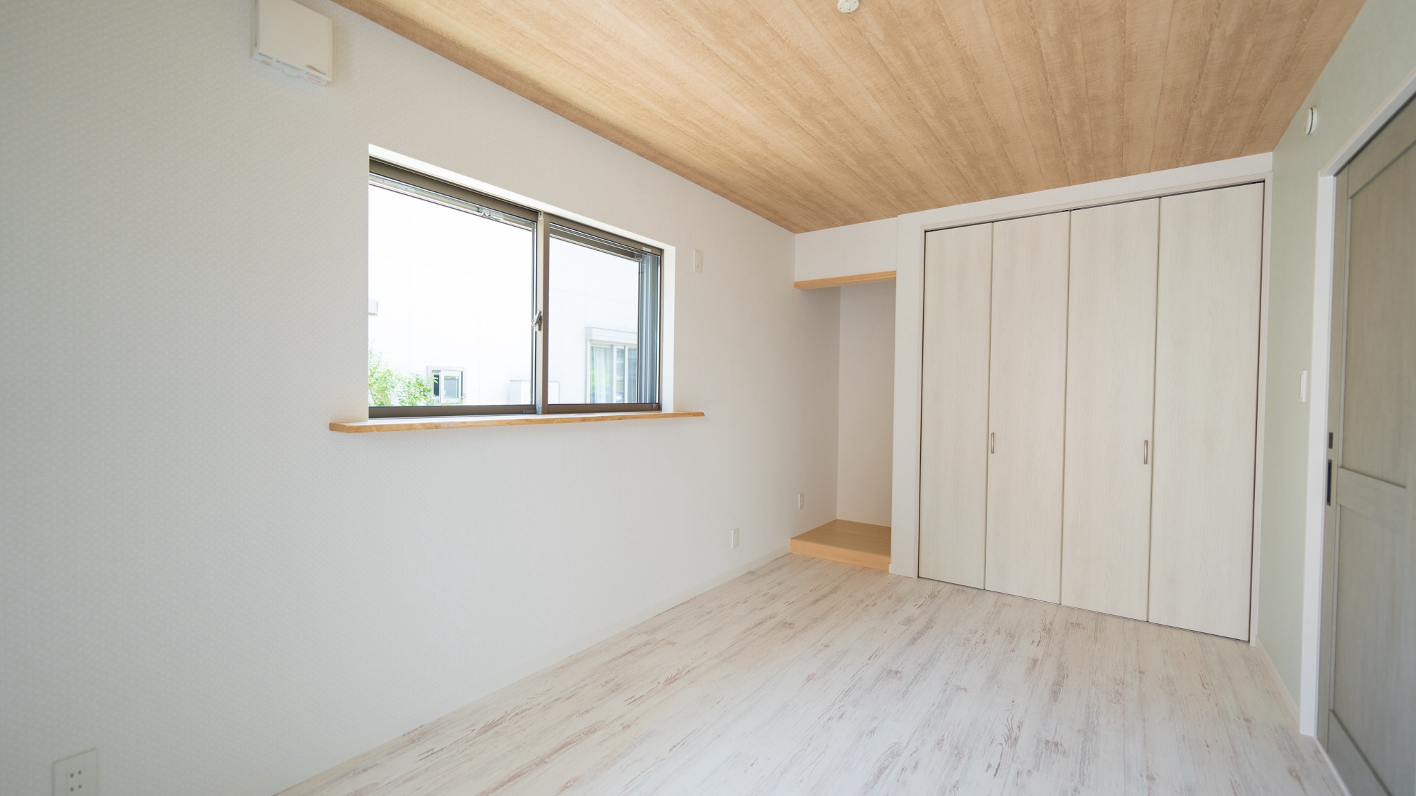 白を基調とした部屋の内装