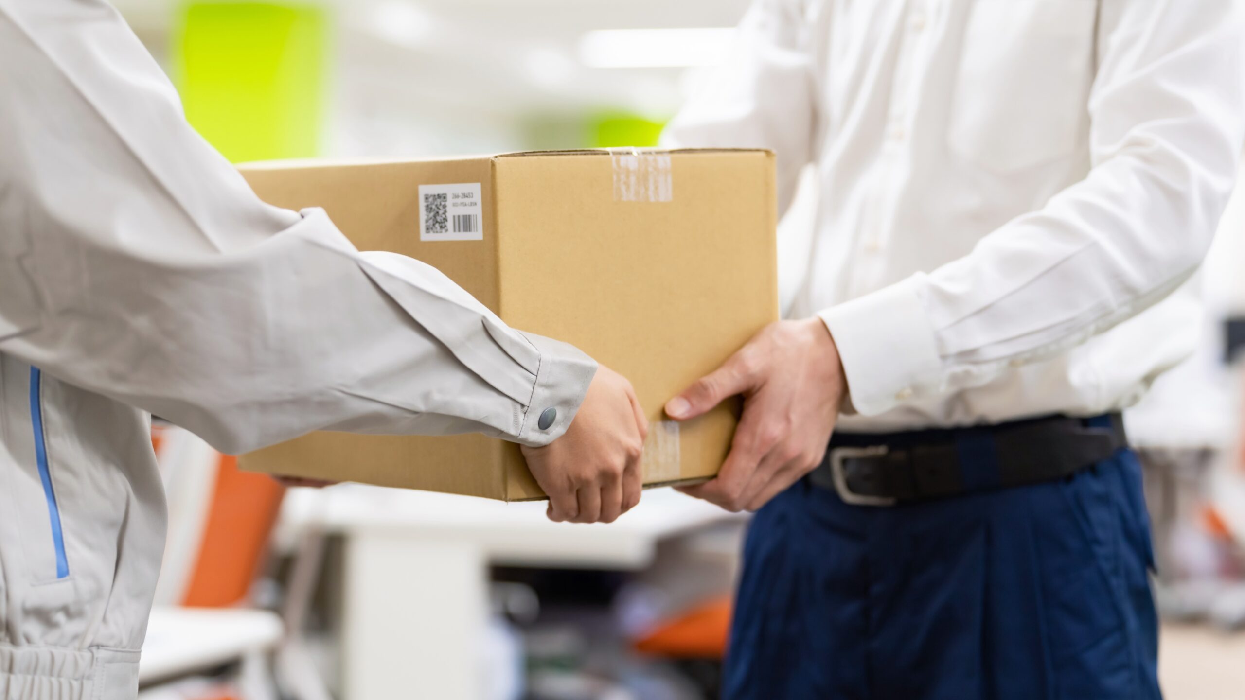 宅配便を手渡ししている様子